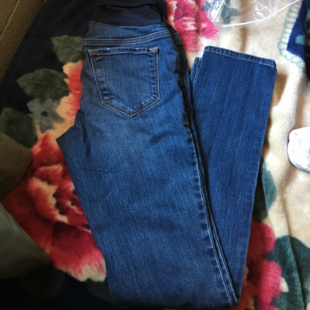 Old navy maternity skinny jeans . Size 6 .