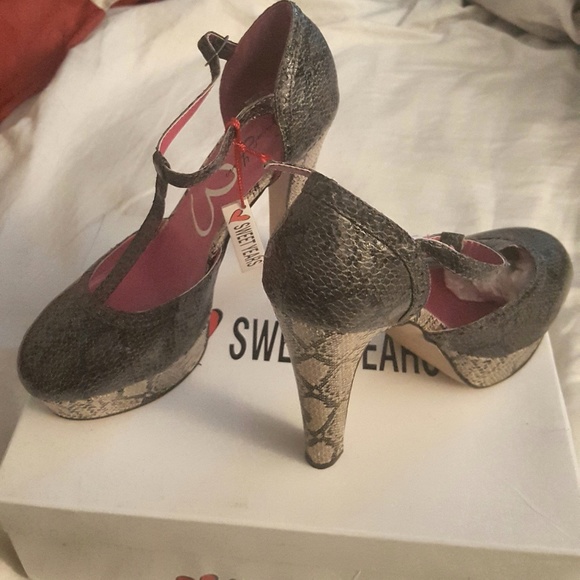 Shoes - Picture 2 of 3