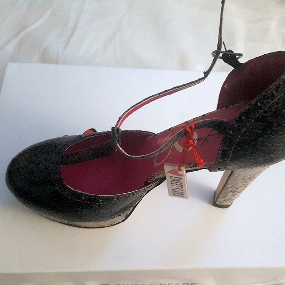 Shoes - Picture 3 of 3