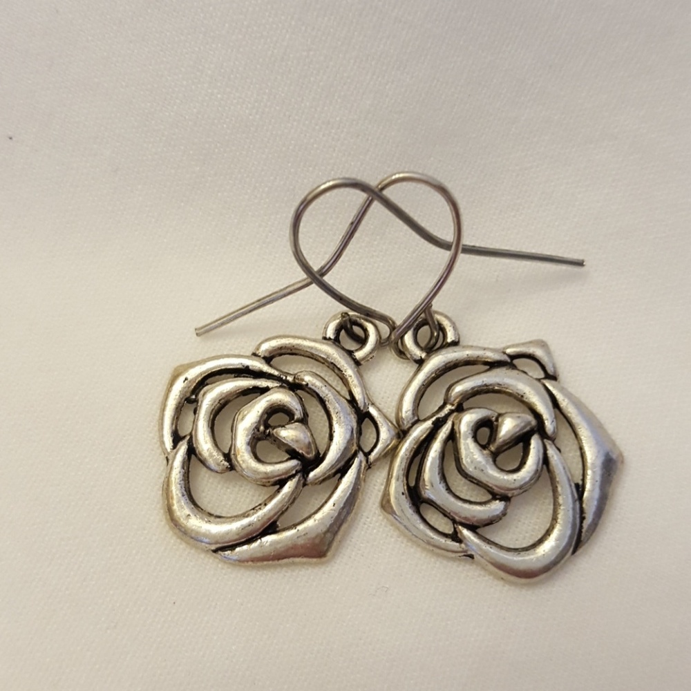 NWT Simple rose drop earrings