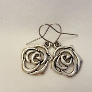 NWT Simple rose drop earrings