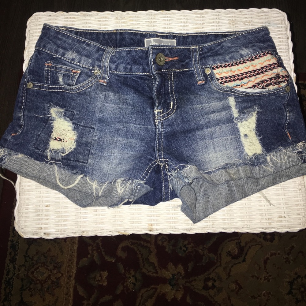 Distressed denim shorts with aztec print