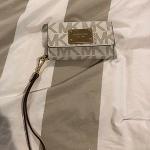 MICHAEL KORS authentic wallet/wristlet phone case
