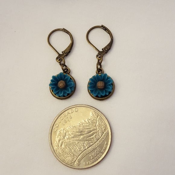 Dainty teal flower drop earrings - Picture 2 of 2