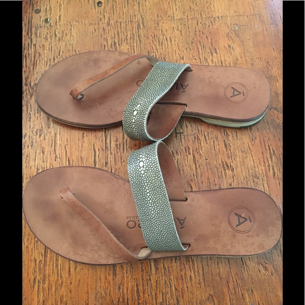 Álvaro González sandals.