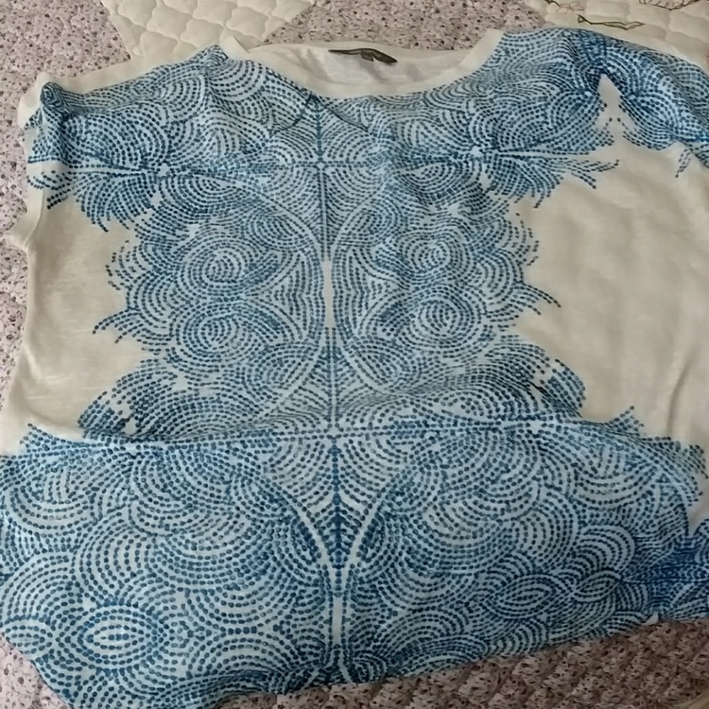Daisy Fuentes blue & white shirt