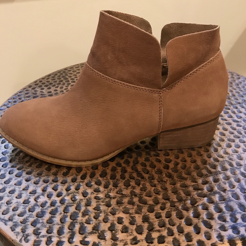 NWOT Light brown ankle boots