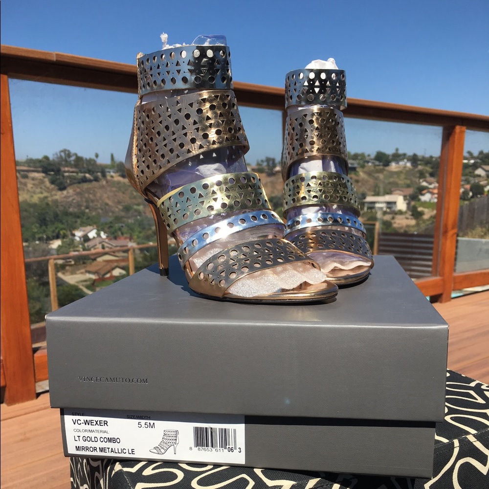 🚨Vince Camuto Laser Cut Leather Sandals