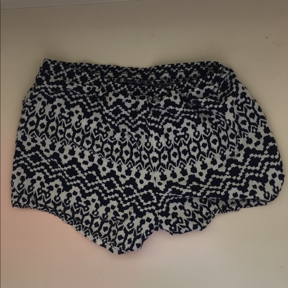 Cute navy and white flowy shorts!! (10/12)