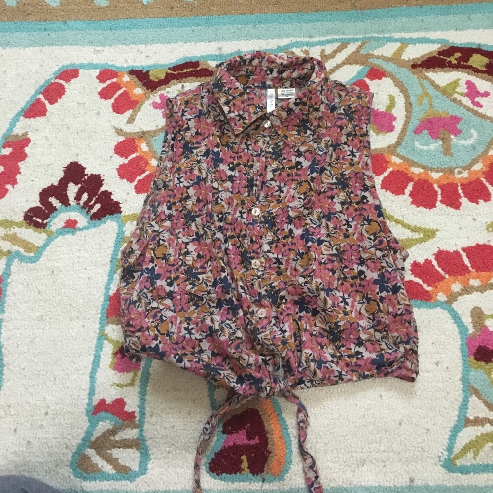 Floral sleeveless button down