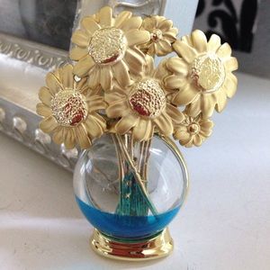 Vintage flower vase brooch 🌹