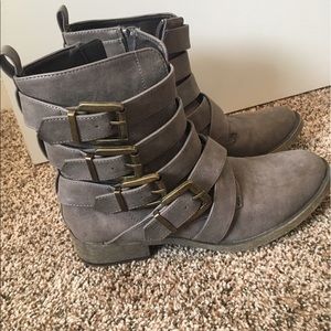 A pair of size 9 boots only worn twice