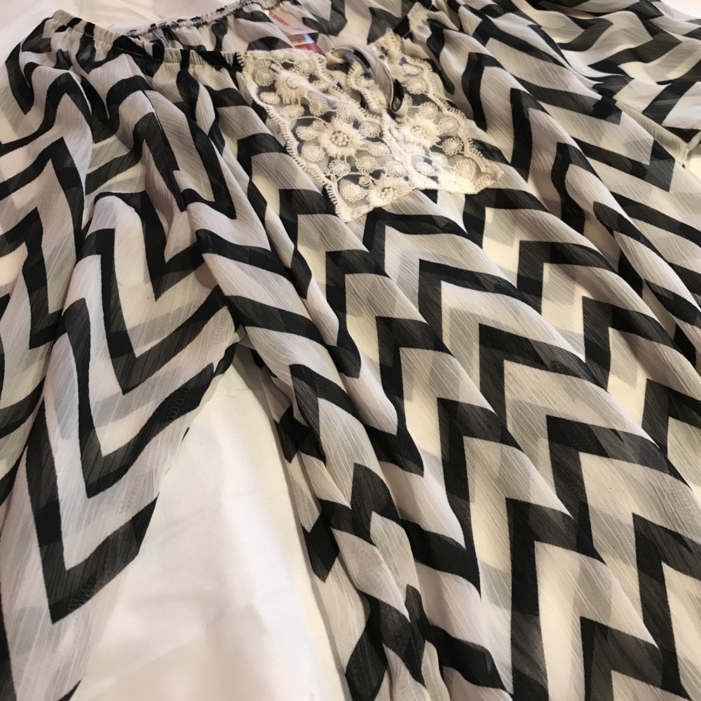 Black & White Chevron Blouse - Picture 4 of 4