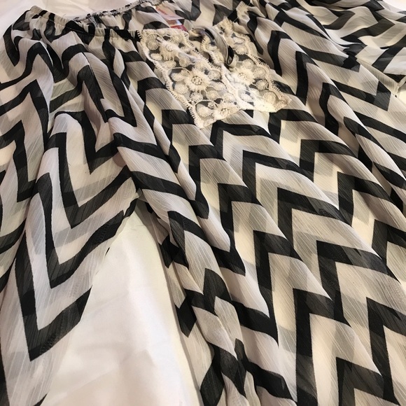 Black & White Chevron Blouse - Picture 4 of 4