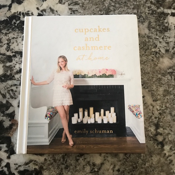 Cupcakes and Cashmere at home book - Picture 1 of 3