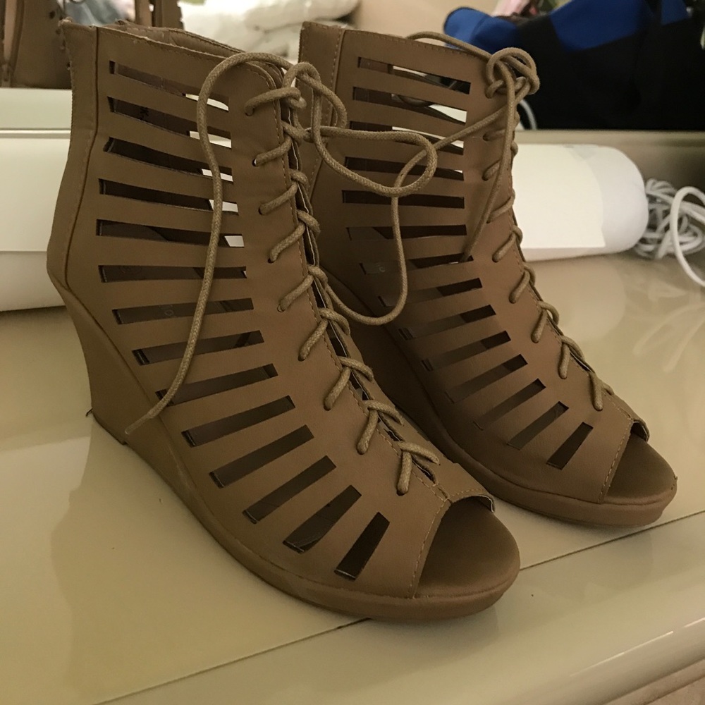 Caged wedges nude