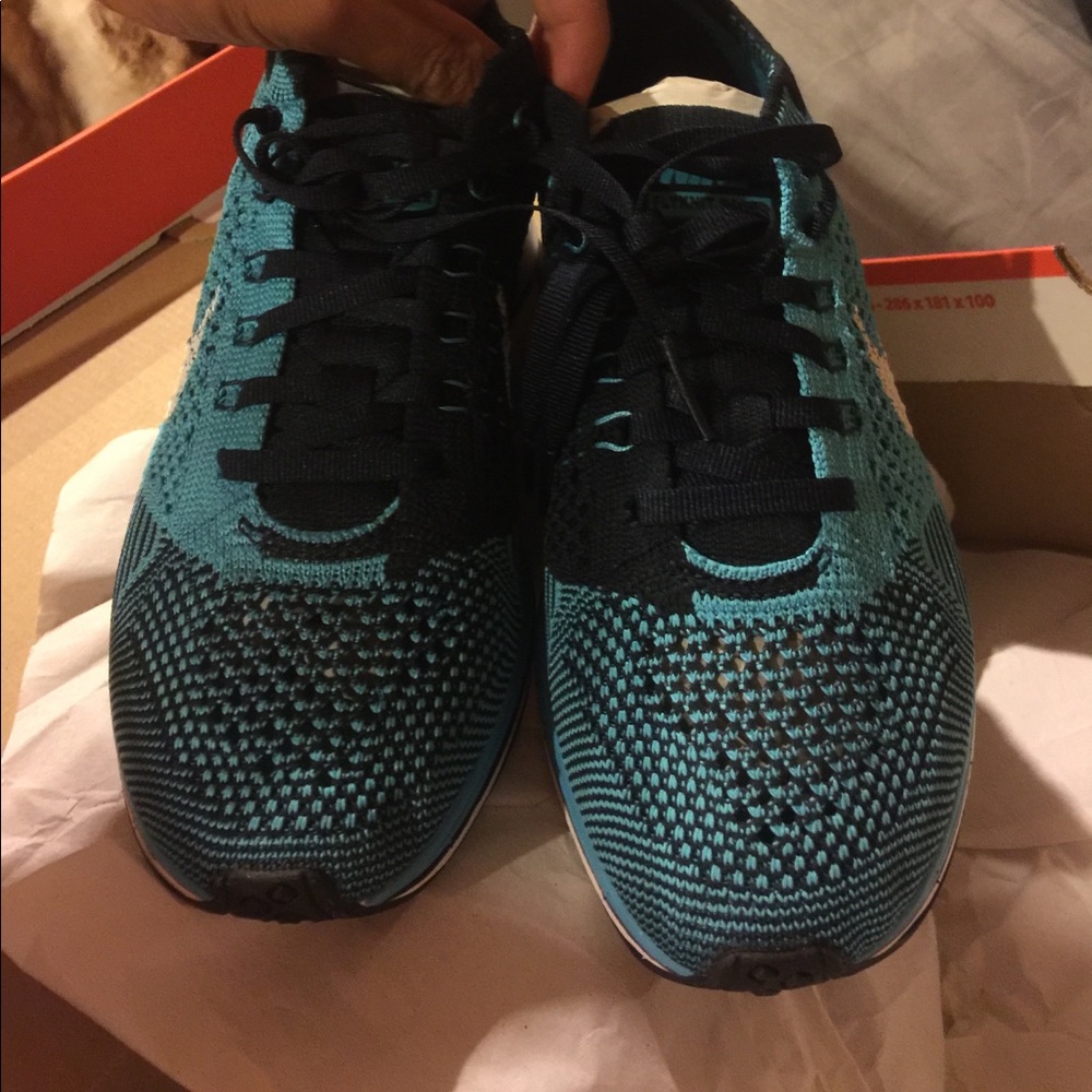 Powder blue og color way flyknit racer size 4.5 - Picture 3 of 6