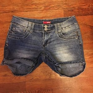 MIDI LOW RISE DENIM SHORTS