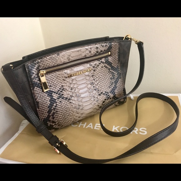 ❤️💕Michael Kors Rare Snake print Crossbody - Picture 1 of 8