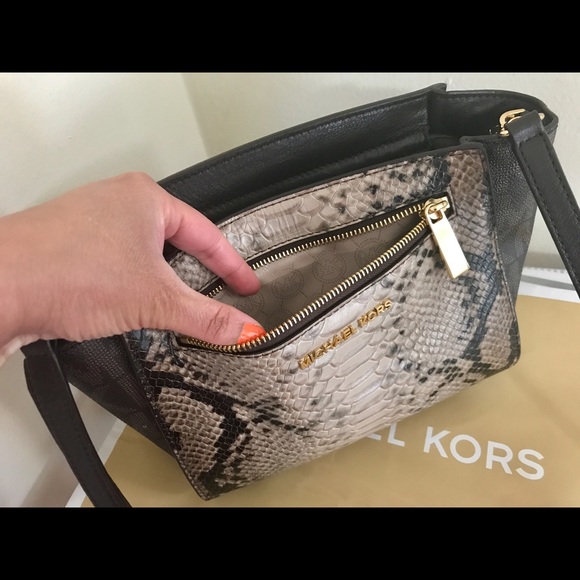 ❤️💕Michael Kors Rare Snake print Crossbody - Picture 2 of 8