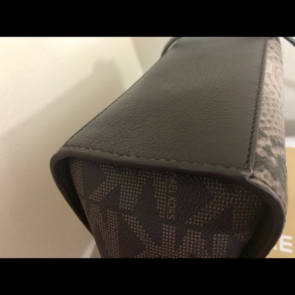 ❤️💕Michael Kors Rare Snake print Crossbody - Picture 5 of 8