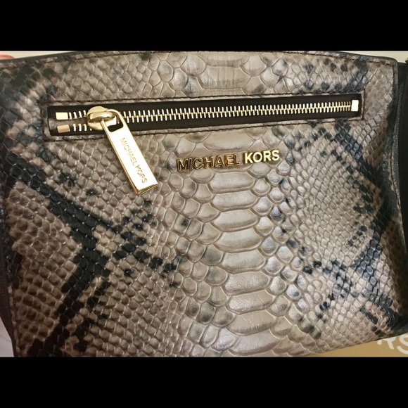 ❤️💕Michael Kors Rare Snake print Crossbody - Picture 7 of 8