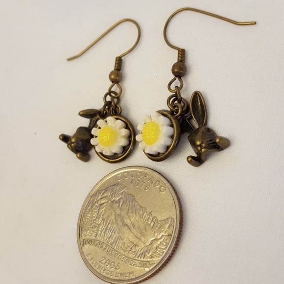 Bunny and Daisy dangle earrings - Picture 2 of 2