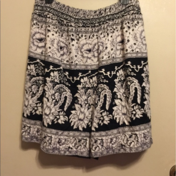 LolaP. Pants - Lola P. Women print shorts. NWOT
