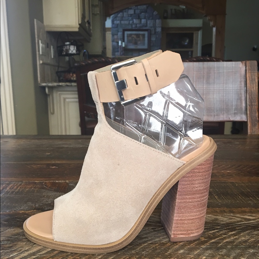 Marc Fisher Vashi Peep Toe Sandal, size 6.5M.