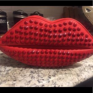 Spiked Lips Clutch! 💋
