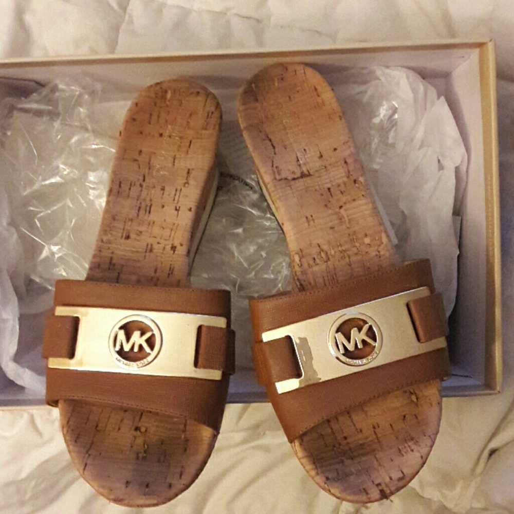 Sturdy wedge slippers