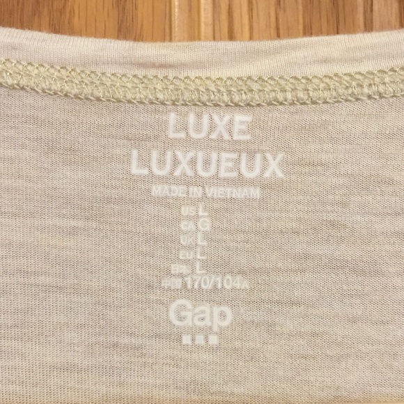 Women's GAP v-neck tee - Picture 2 of 4