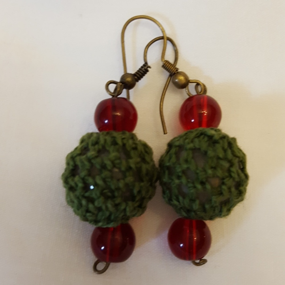 NWT Red and knitted green beaded drop earrings