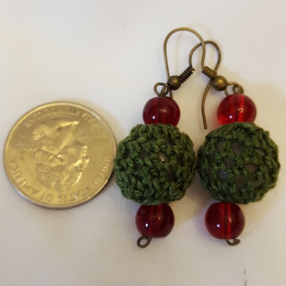 NWT Red and knitted green beaded drop earrings - Picture 2 of 2