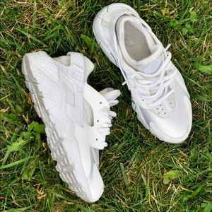 Nike Huaraches in White