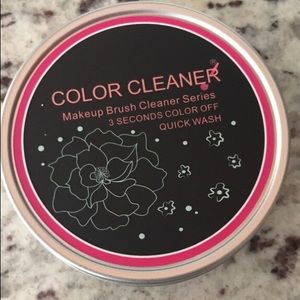 Makeup brush cleaner