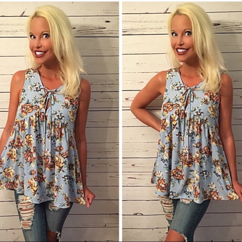 LAST 1! 💕Baby blue floral tie front top - Picture 2 of 3