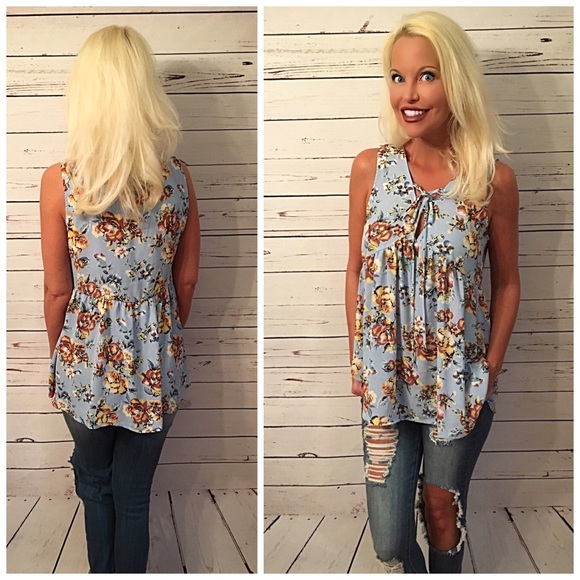 LAST 1! ๐Baby blue floral tie front top - Picture 3 of 3