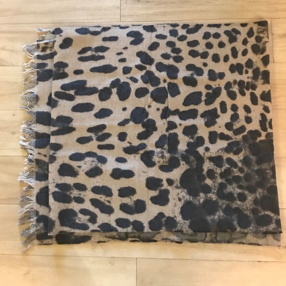 NWT J.Crew Leopard Print Wool Cotton Scarf Italy - Picture 3 of 8