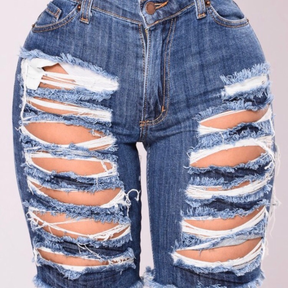 Fashion Nova distressed Bermuda shorts New