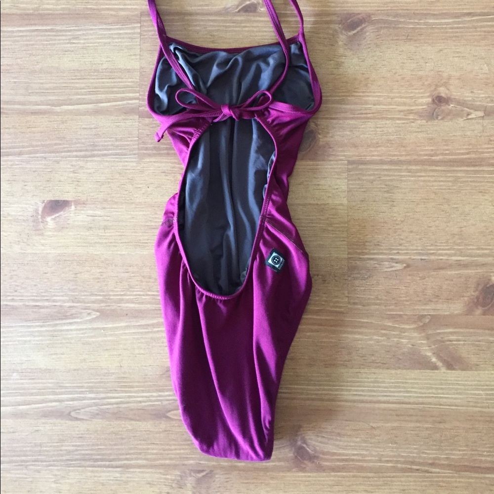 Cabernet Jolyn onsie