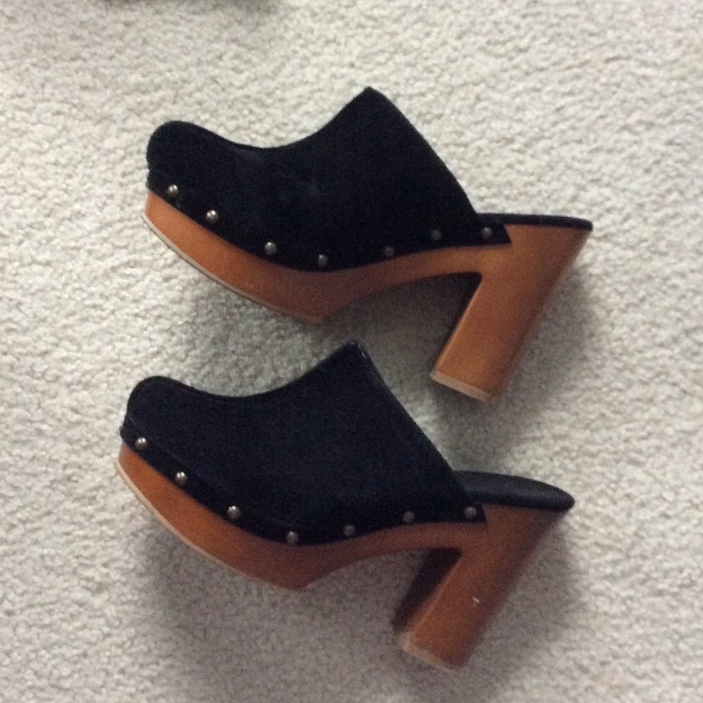 Black clogs w/faux suede upper.