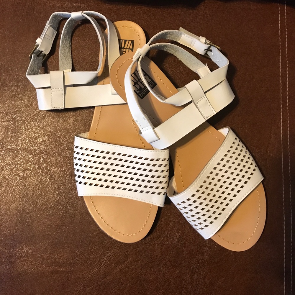 Cute summer sandals with a diamond pattern