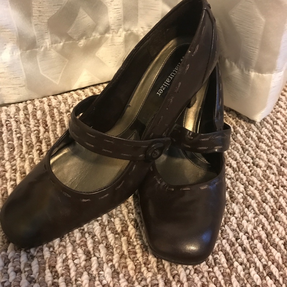 Fantastic brown Naturalizer heels in size 9