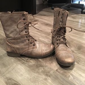 beige steve madden troopa boots