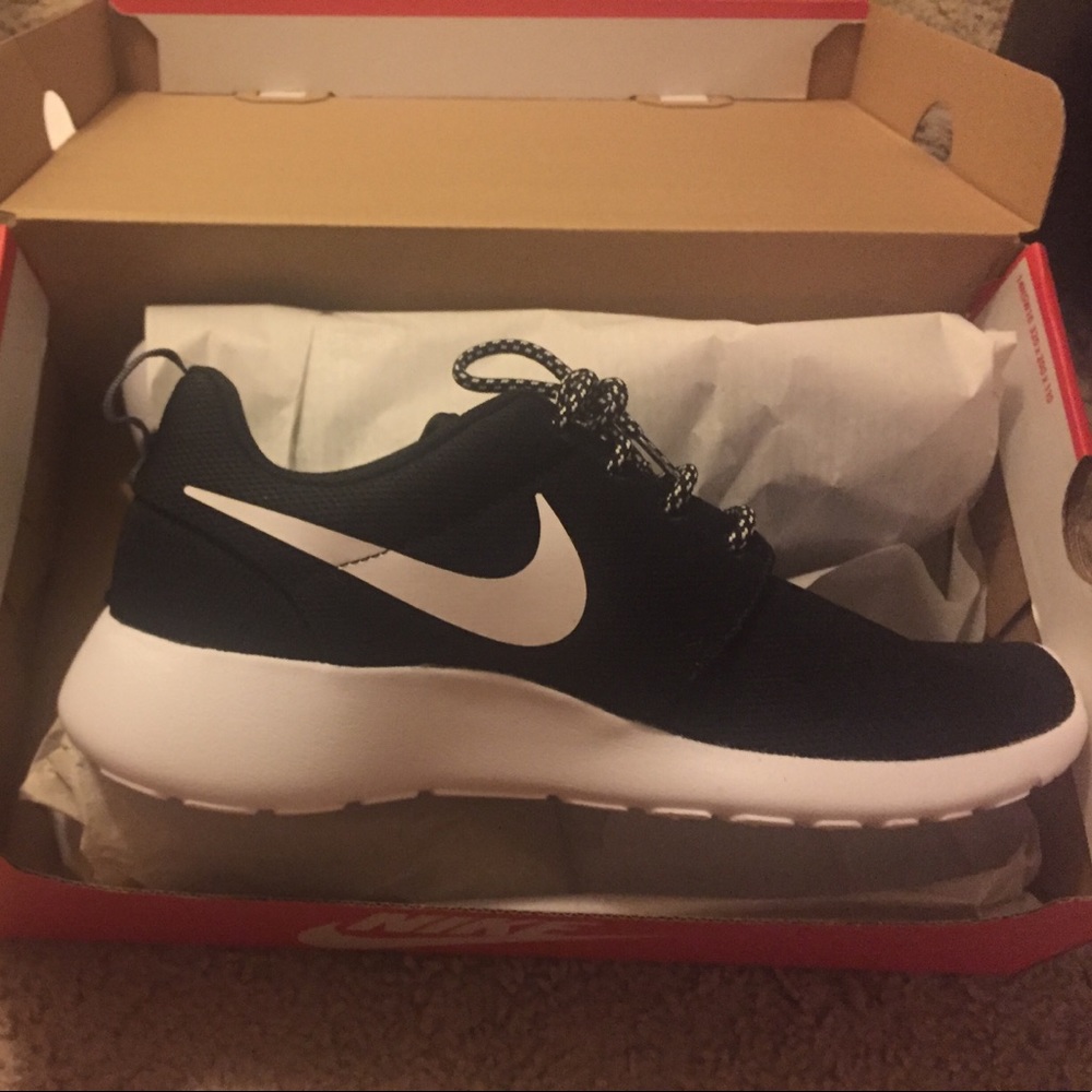 Size 8.5 Nike Rosche One