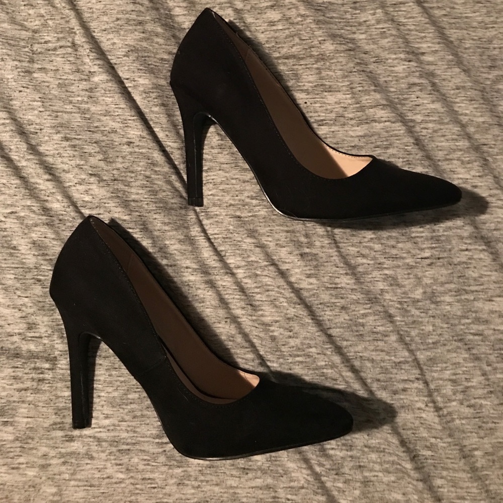 Call it spring black pumps