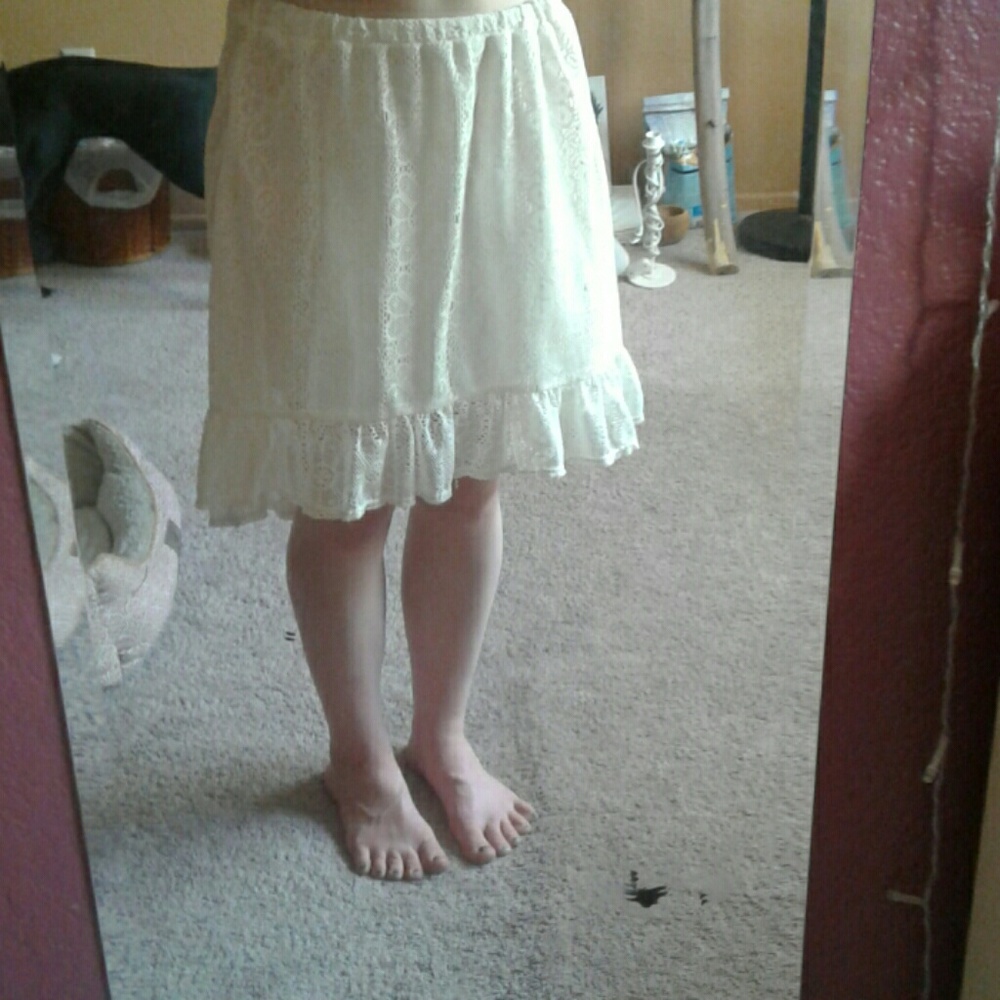Cream lace knee-length skirt - Picture 4 of 8