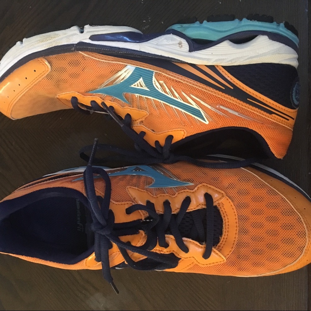 Mizuno wave rider 16