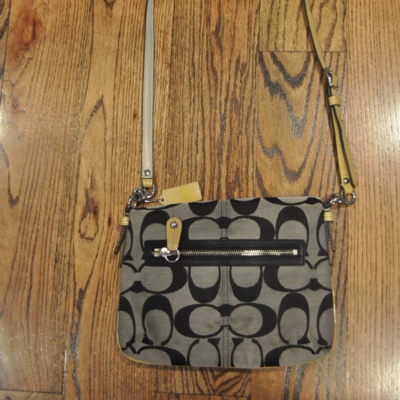 Medium sized COACH purse - Picture 2 of 8